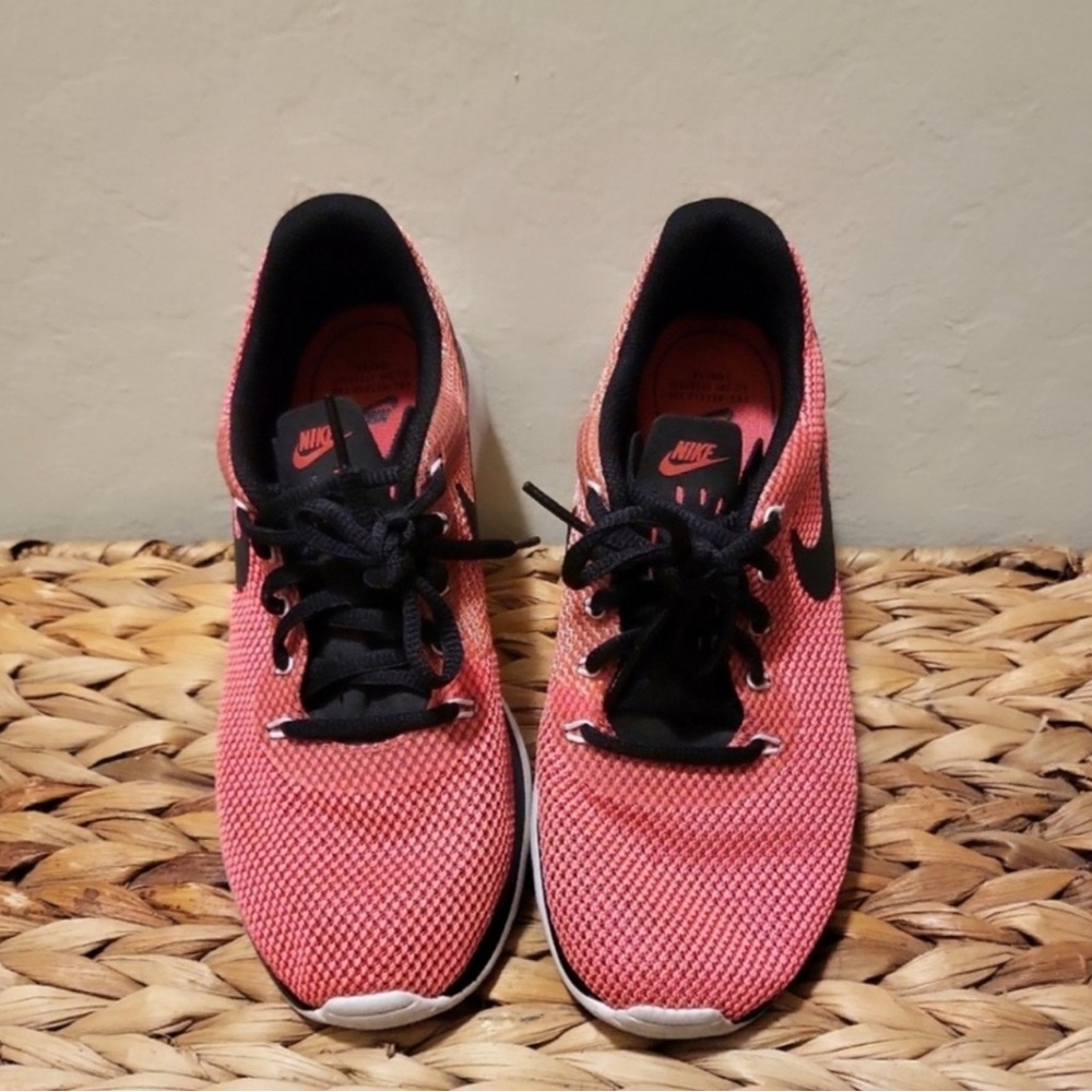 Nike Tanjun Women’s tropical pink running shoes